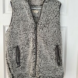 Thread and Supply Cozy Sherpa Zip Vest